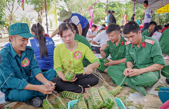 LLVT tỉnh Kiên Giang tham gia gói bánh tặng người dân ở huyện An Minh trong Tết quân dân 2019.
